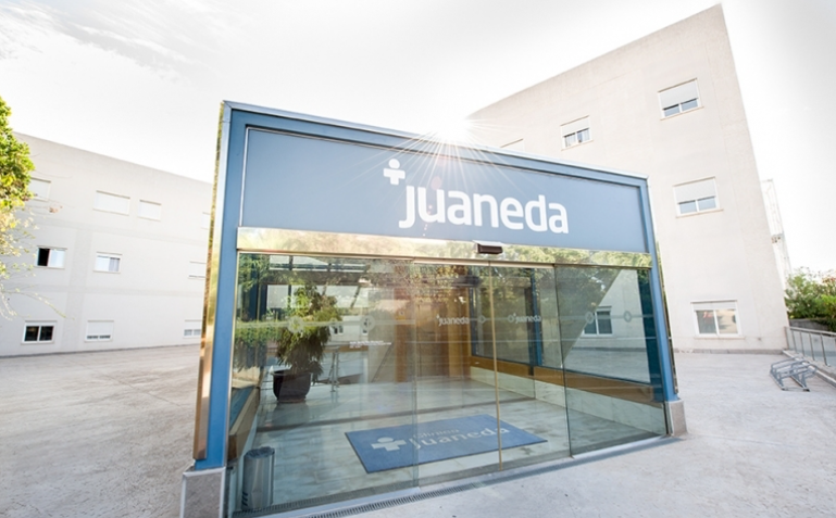 Entrada principal de Clínica Juaneda, por calle Picaso